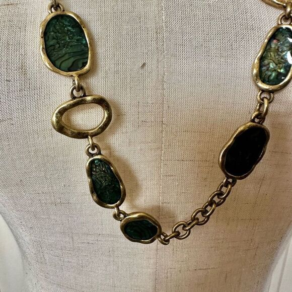 Avon NRQ vintage long  gold tone and green necklace - Picture 2 of 11